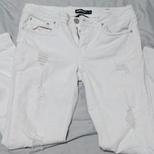 White distressed skinny jeans, size 9